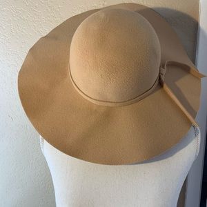 Beige floppy hat